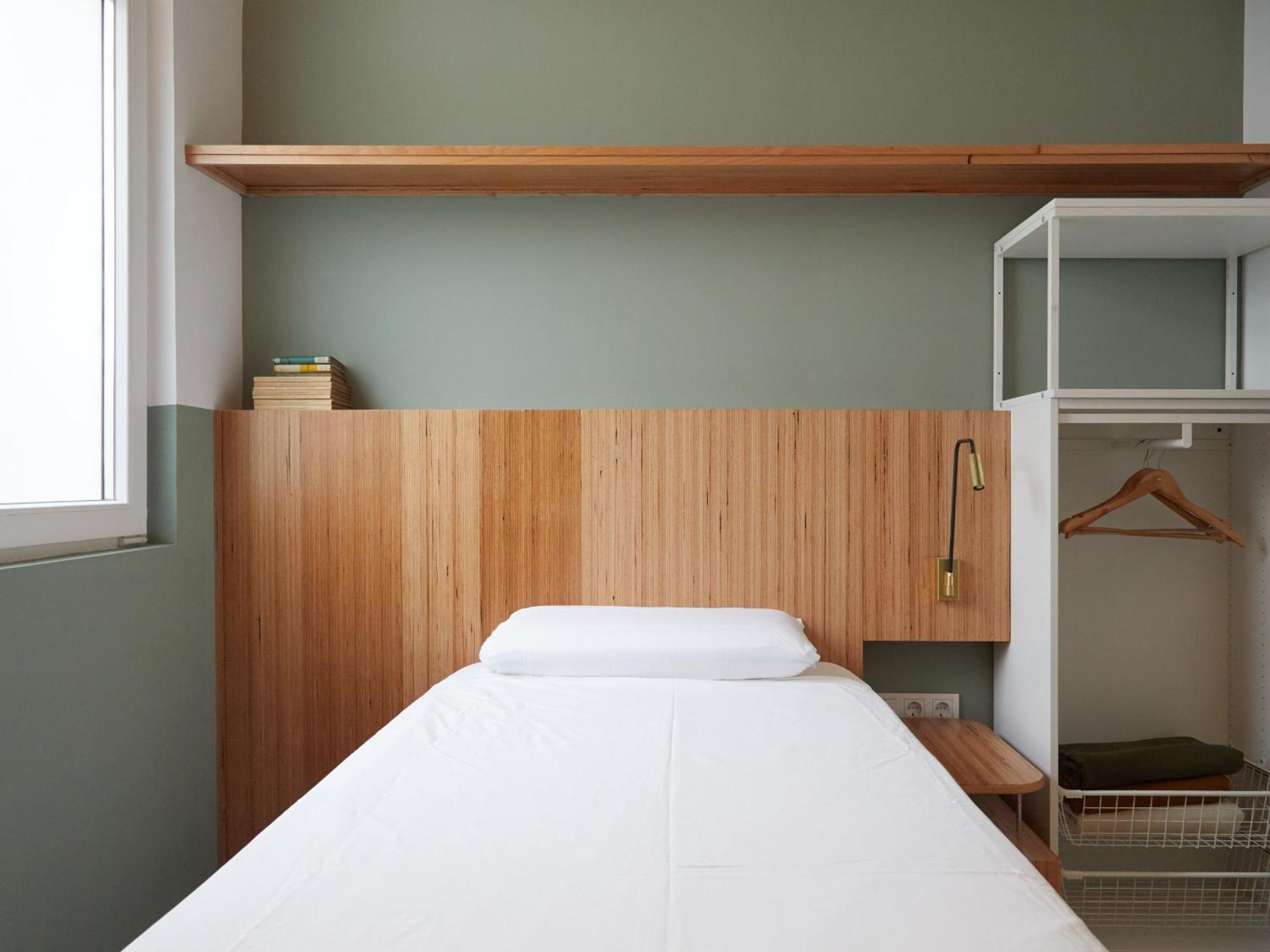 Ola Living Hostal Tetuan Madrid Exterior photo