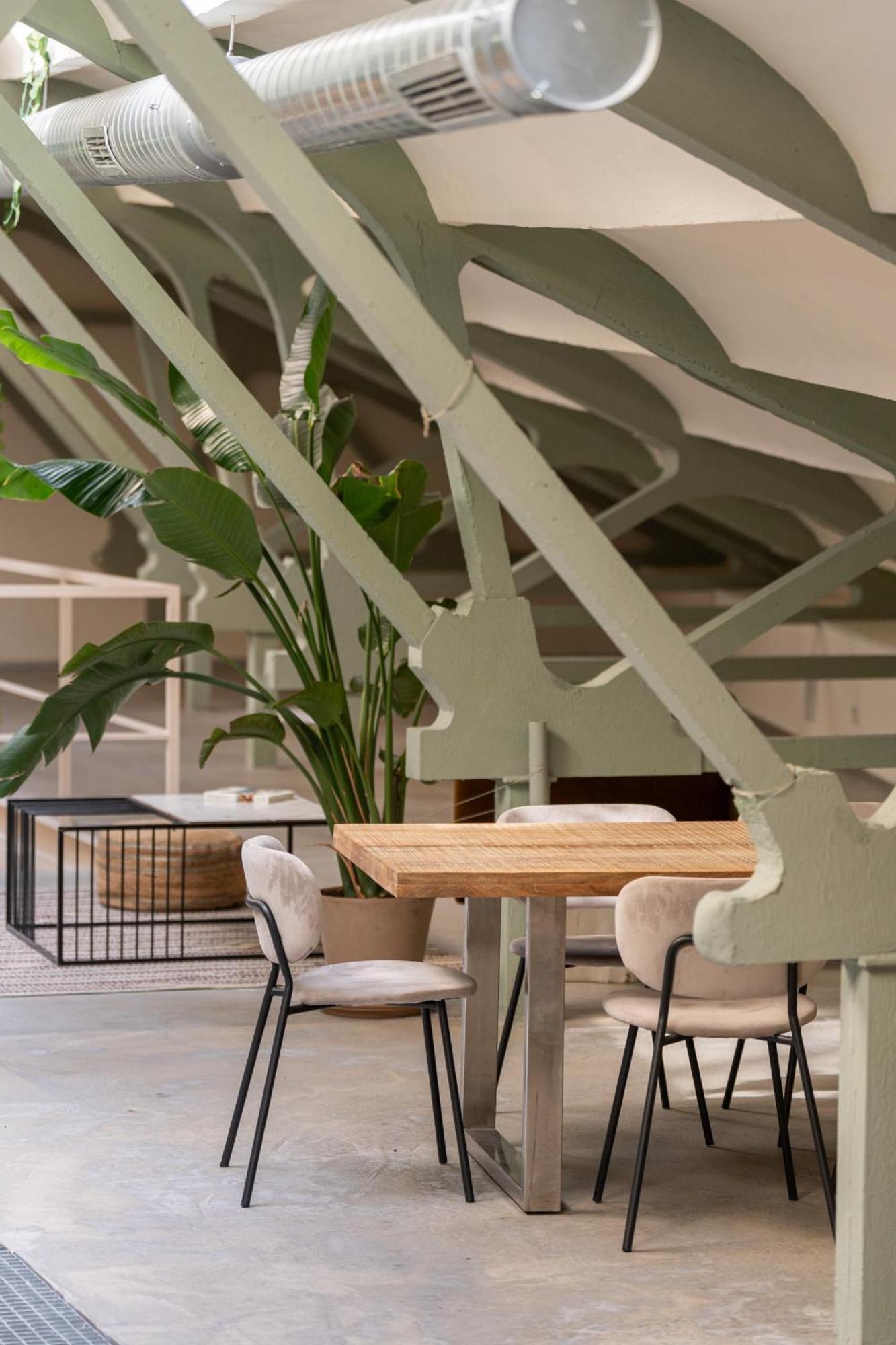 Ola Living Hostal Tetuan Madrid Exterior photo